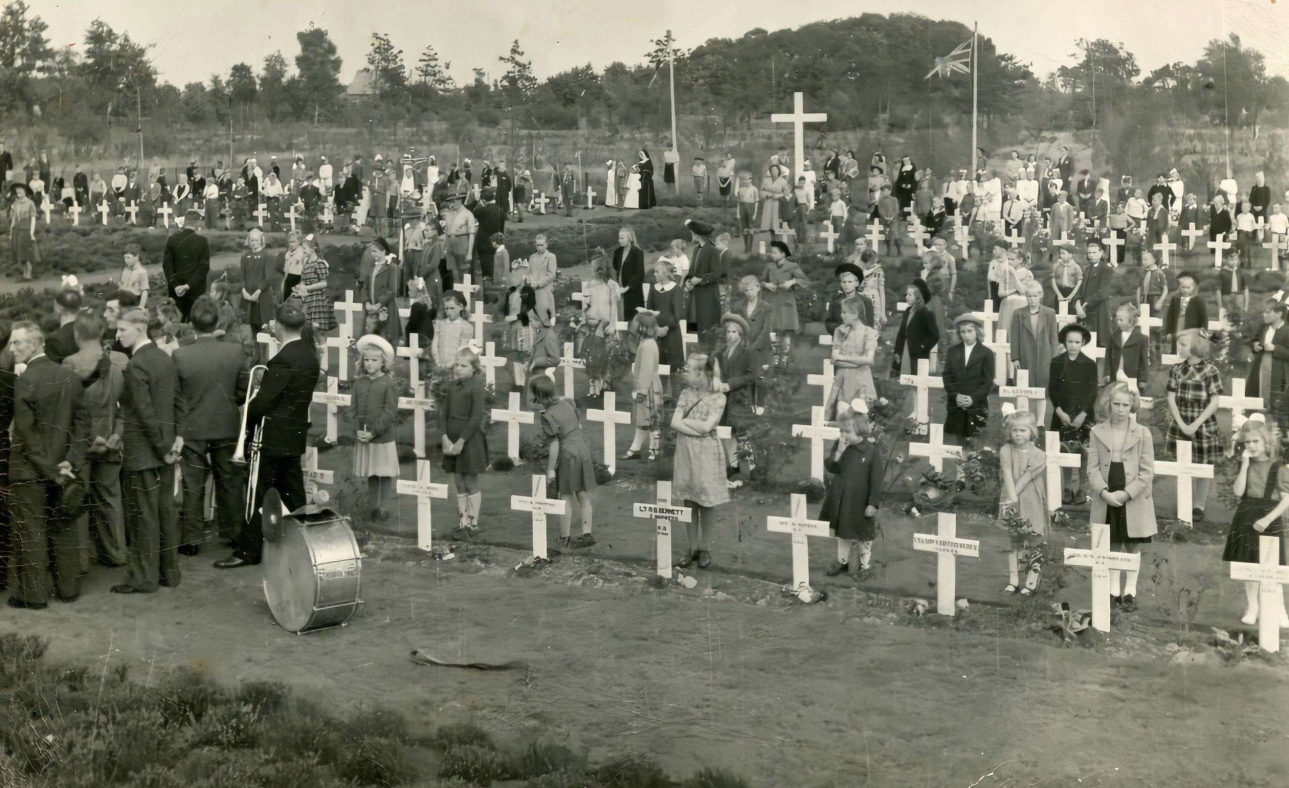 Begraafplaats-Overloon-met-bevolking